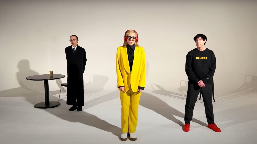 Η ηθοποιός Κέιτ Μπλάνσετ πρωταγωνιστεί στο νέο βιντεοκλίπ των Sparks για το τραγούδι «The Girl Is Crying In Her Latte».