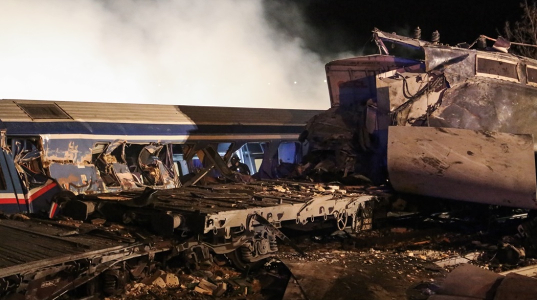 Καπνοί βγαίνουν από τα βαγόνια μετά τη σύγκρουση τρένων στα Τέμπη