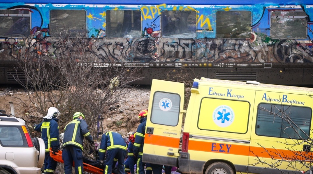 Μεταφορά σορού από διασώστες σε ασθενοφόρο του ΕΚΑΒ μετά την τραγωδία με τους 57 νεκρούς στα Τέμπη