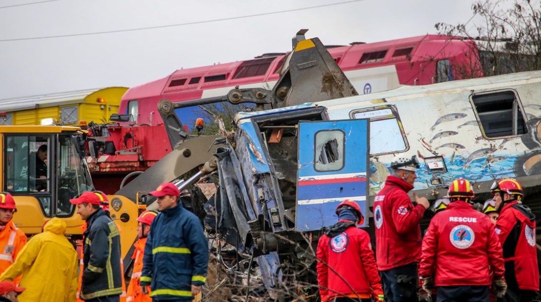 Διασώστες στα συντρίμμια των τρένων στα Τέμπη