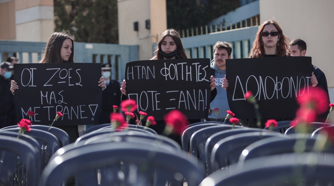 Τέμπη - Σύγκρουση τρένων: 57 άδειες καρέκλες έξω από το υπουργείο Μεταφορών - Συμβολική διαμαρτυρία φοιτητών - Εβδομάδα κινητοποιήσεων για την τραγωδία.