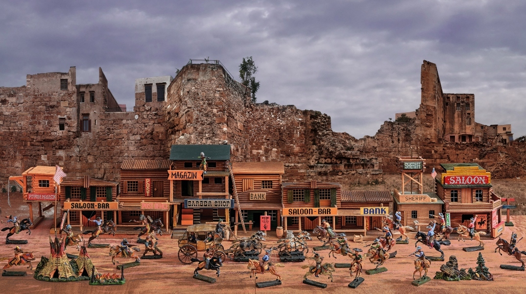 Ο Μιχάλης Μανουσάκης μιλάει στην Athens Voice Με αφορμή την έκθεση «Ο τόπος του κάποτε- Ήρωες στα σκουπίδια» στη Δημοτική Πινακοθήκη Χανίων.