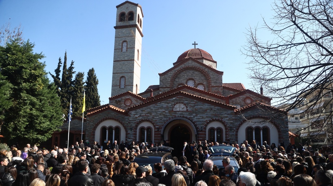 Τέμπη - Σύγκρουση τρένων: Στα μαύρα ντυμένη η Ελλάδα - Το τελευταίο αντίο απηύθυναν σήμερα συγγενείς και φίλοι αρκετών εκ των θυμάτων.