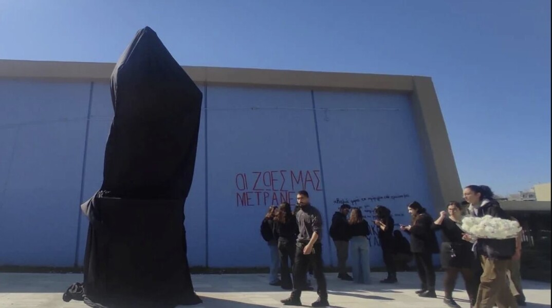 Το άγαλμα του Αριστοτέλη τυλιγμένο με μαύρο πανί ως ένδειξη πένθους για τους νεκρούς φοιτητές στο σιδηροδρομικό δυστύχημα στα Τέμπη