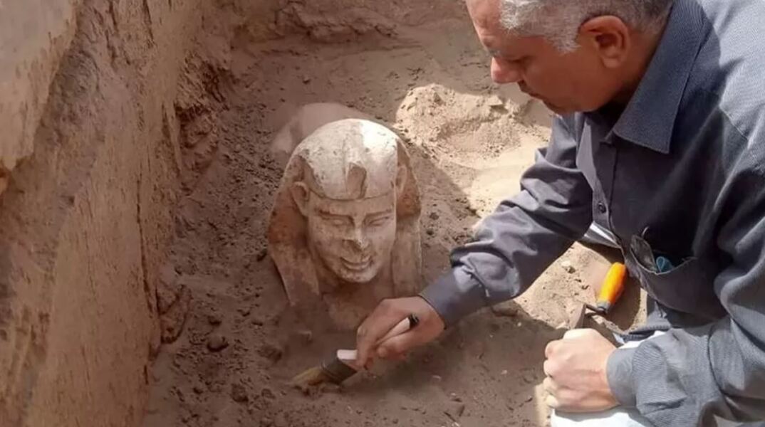 Αίγυπτος: Μίνι-σφίγγα που χαμογελά αποκάλυψε η αρχαιολογική σκαπάνη