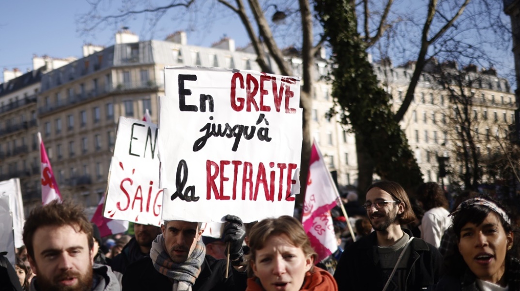 Απεργοί στη Γαλλία με πλακάτ που γράφει: «Σε απεργία μέχρι τη συνταξιοδότηση»