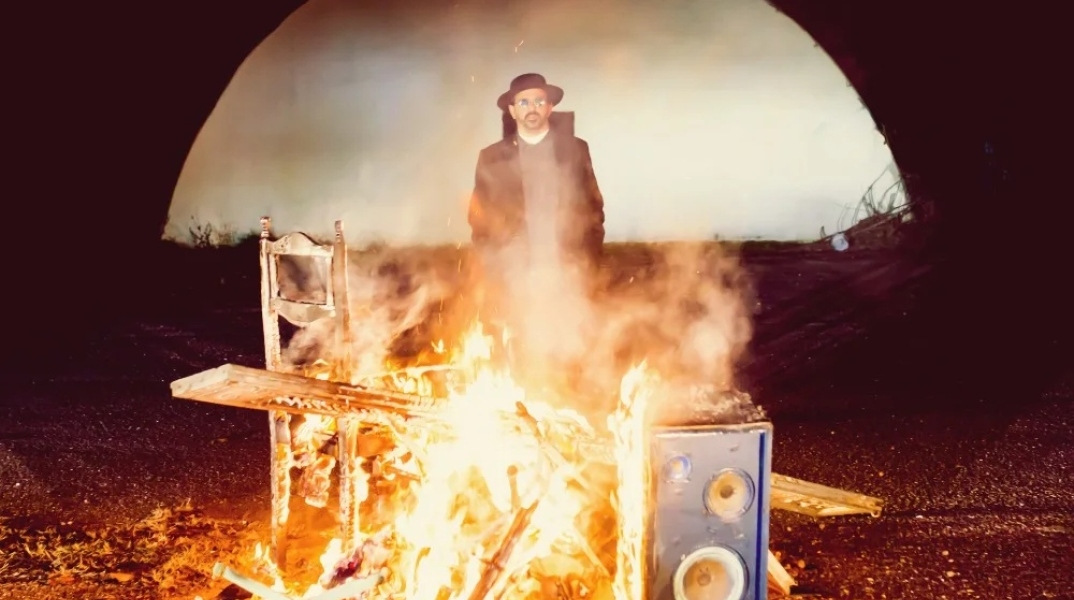 Ο τραγουδοποιός Monsieur Minimal παρουσιάζει το νέο του single «Desert In Your Eyes» κι εξηγεί την έμπνευσή του.