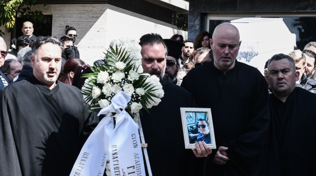 Τραγωδία στα Τέμπη: Κηδεία του 35χρονου μηχανοδηγού της εμπορικής αμαξοστοιχίας
