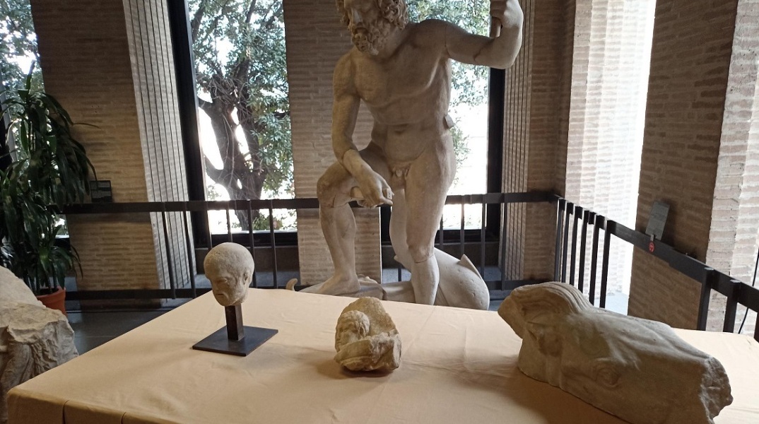 Τελετή δωρεάς θραυσμάτων του Παρθενώνα από το Βατικανό - Λίνα Μενδώνη: «Είναι ιστορική στιγμή για την Ελλάδα, το Βατικανό και τη διεθνή αρχαιολογική κοινότητα».