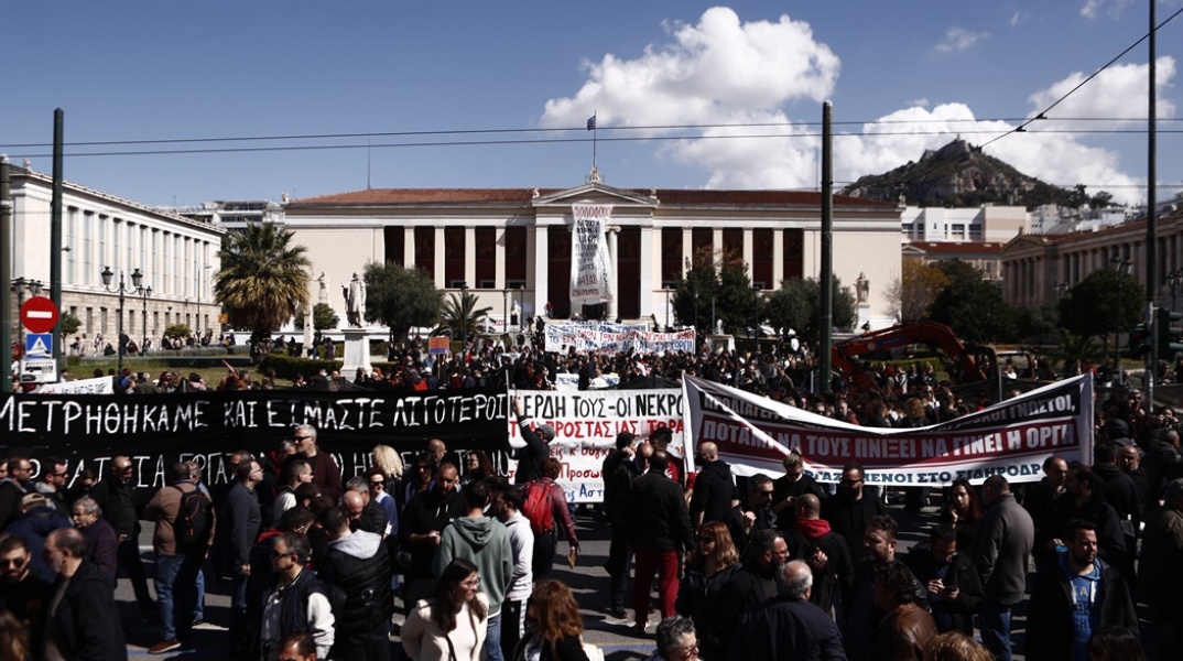  Απεργιακές κινητοποιήσεις στο κέντρο της Αθήνας για την τραγωδία στα Τέμπη - Συγκεντρωμένοι πολίτες με πλακάτ και πανό