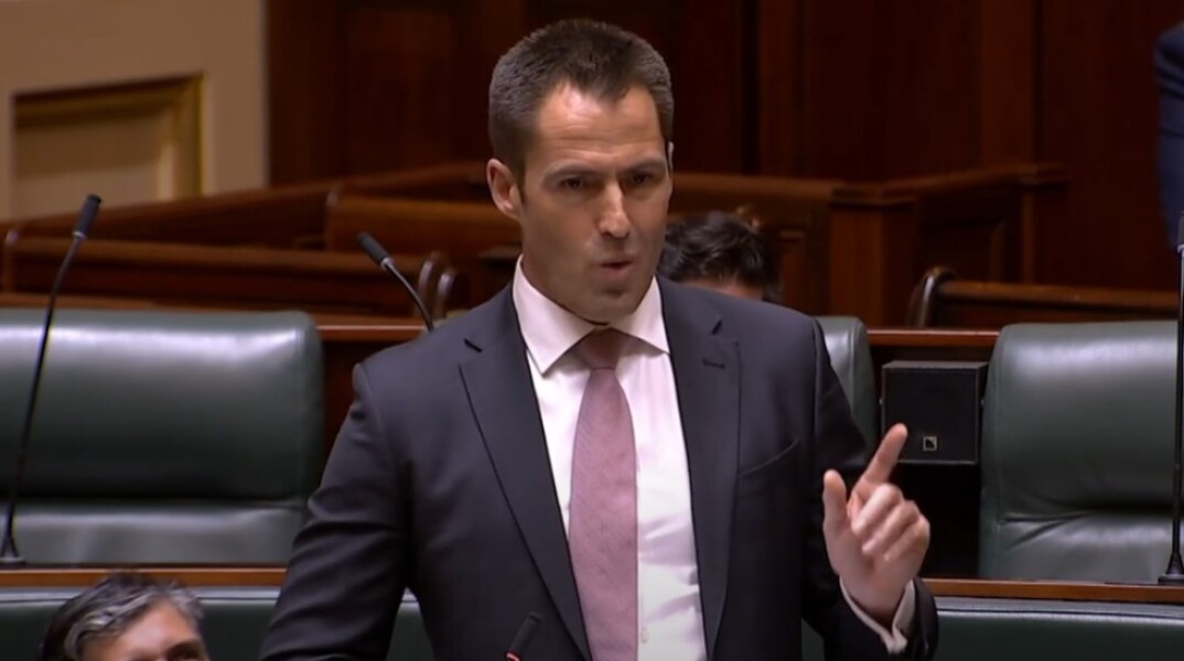 Ο Αυστραλός βουλευτής έκανε πρόταση γάμου στη σύντροφό του από το βήμα της Βουλής
