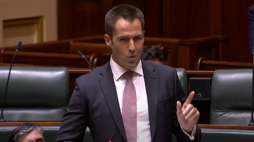 Ο Αυστραλός βουλευτής έκανε πρόταση γάμου στη σύντροφό του από το βήμα της Βουλής