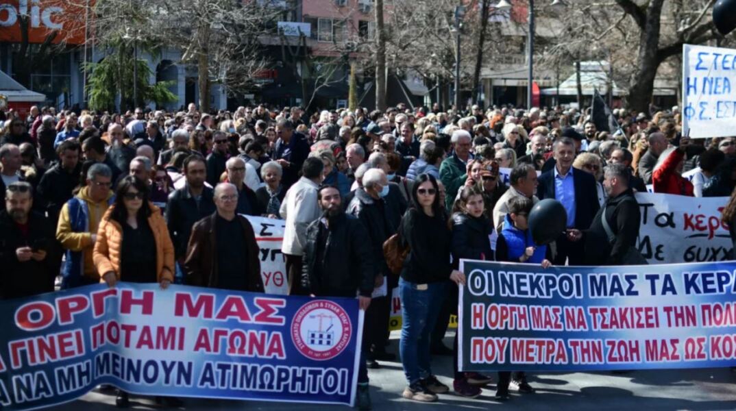 «Στέρεψαν τα δάκρυα», το σύνθημα στη μεγάλη συγκέντρωση στην πλατεία της Λάρισας