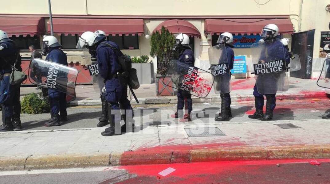 Επεισόδια στην πορεία στην Πάτρα - Μολότοφ, δακρυγόνα και μπογιές έξω από τον ΟΣΕ