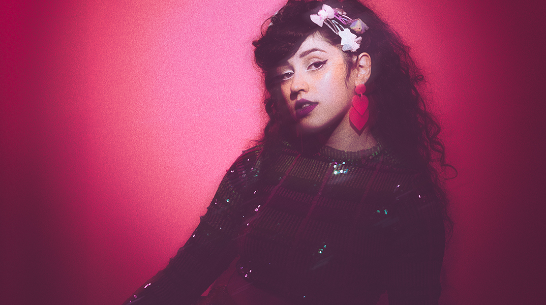 H Νεφέλη Μεγκ τα «χώνει» στον εαυτό της στη «Boukla 99 the Show» στο Arch Club