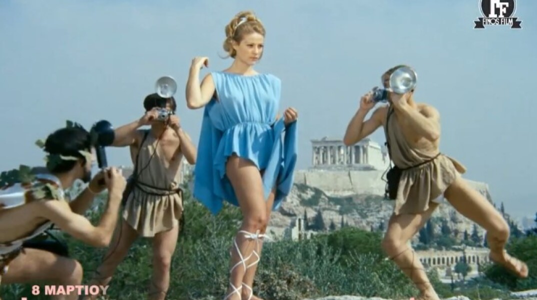 Η Ζωή Λάσκαρη σε στιγμιότυπο από το βίντεο της Φίνος Φιλμ για την Παγκόσμια Ημέρα της Γυναίκας