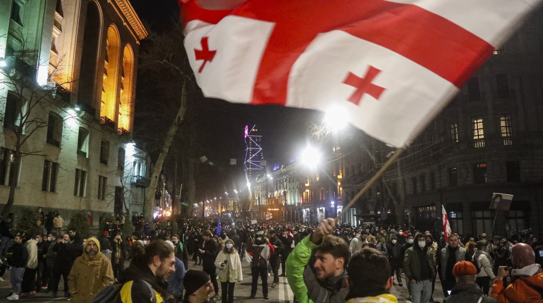 Συγκρούσεις πολιτών με αστυνομικούς στη Γεωργία για το νομοσχέδιο περί «ξένων πρακτόρων»