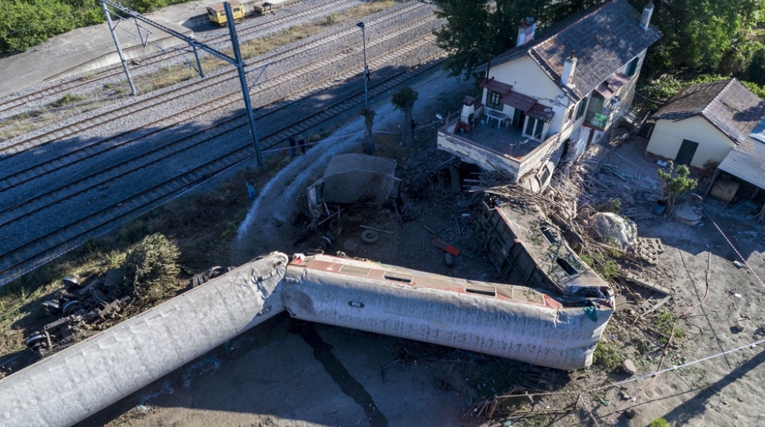 Σιδηροδρομικό δυστύχημα στο Άδενδρο Θεσσαλονίκης το 2017 - Η αμαξοστοιχία εκτροχιάστηκε και μπήκε σε παρακείμενο των γραμμών σπίτι