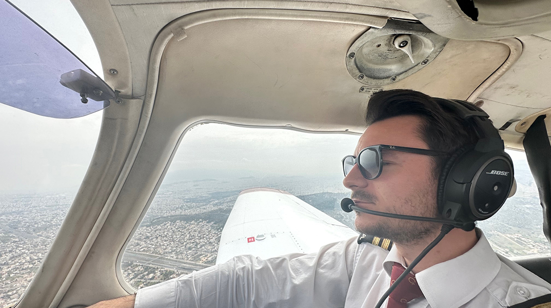 Γιατί o Julien αποφάσισε να εκπαιδευτεί ως πιλότος στην Ελλάδα;