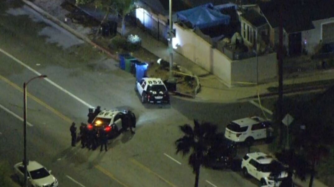 «Άγρια δύση» το Λος Άντζελες - Άγνωστος οχυρώθηκε σε πάρκινγκ και τραυμάτισε τρεις αστυνομικούς 