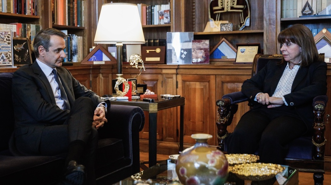 Ο πρωθυπουργός Κυριάκος Μητσοτάκης κατά τη συνάντησή του με την Πρόεδρο της Δημοκρατίας, Κατερίνα Σακελλαροπούλου, στο Προεδρικό Μέγαρο