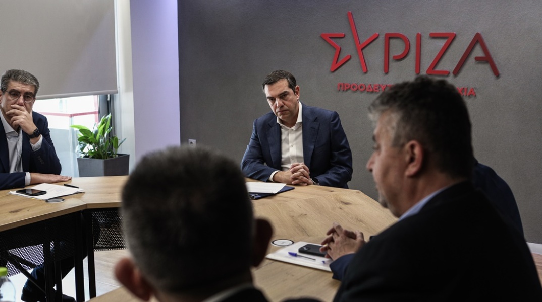 Ο πρόεδρος του ΣΥΡΙΖΑ, Αλέξης Τσίπρας, με εκπροσώπους σωματείων εργαζομένων στον σιδηρόδρομο