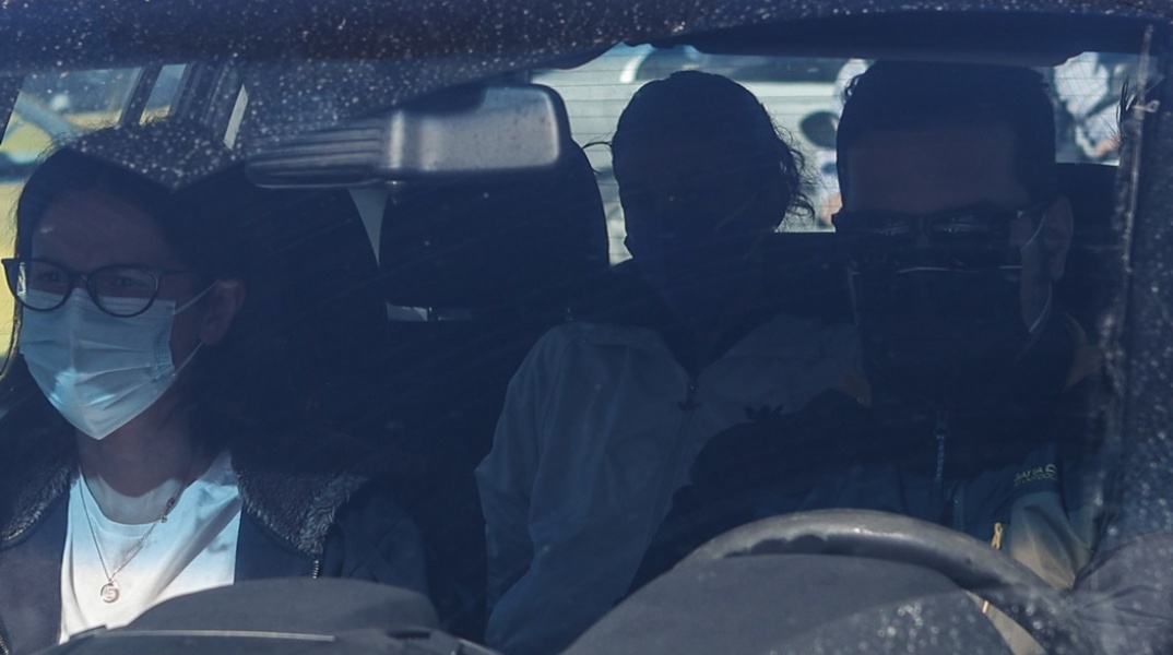 Η μητέρα της 12χρονης μέσα σε αυτοκίνητο της αστυνομίας οδηγούμενη στην ανακρίτρια