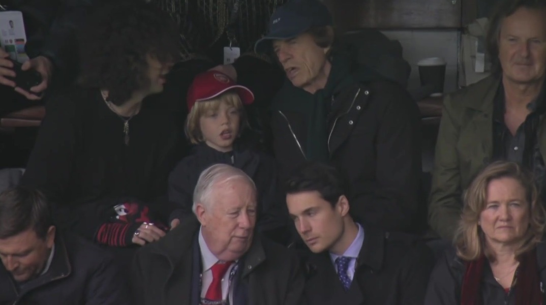 Μικ Τζάγκερ: Στο Κρέιβεν Κότατζ του Λονδίνου με τους γιους του για το Φούλαμ – Άρσεναλ - Σχολιάστηκε στα social media το καπέλο DILF. 