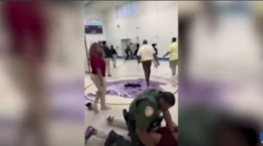 Αστυνομικός συλλαμβάνει άτομο μετά από καβγά 200 ατόμων σε σχολείο των ΗΠΑ