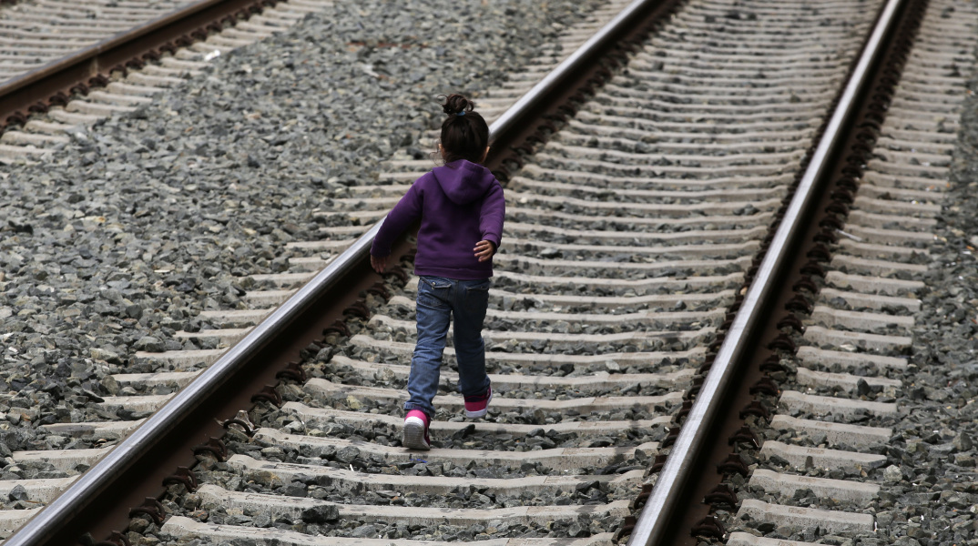 Παιδί περπατάει στις ράγες στον Σταθμό Λαρίσης
