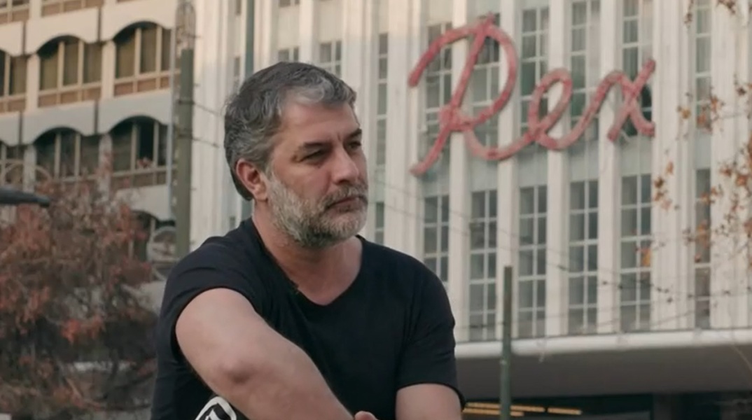 Βασίλης Μπισμπίκης: Μίλησε για τις διαμαρτυρίες των καλλιτεχνών κατά του Προεδρικού Διατάγματος - Πώς σχολιάζει τις καταλήψεις και τις διαδηλώσεις στα θέατρα.