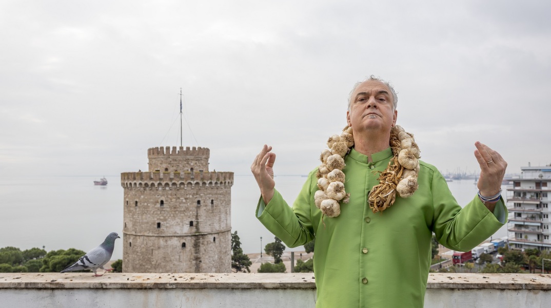 Συνέντευξη: Ο Διογένης Δασκάλου μιλάει στην ATHENS VOICE πριν τη νέα παράστασή του με τους Monie & Monie Conniente «Έλα σε λέω».