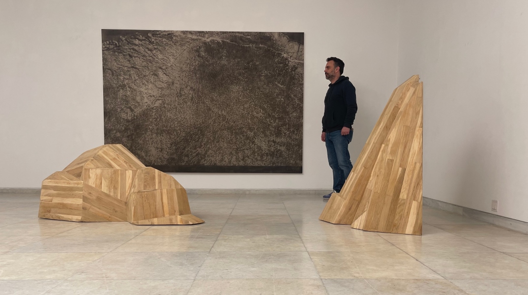 Ο Κώστας Χριστόπουλος στήνοντας την έκθεση "Flashbang" (Κρότου-λάμψης) στην γκαλερί Ζουμπουλάκη