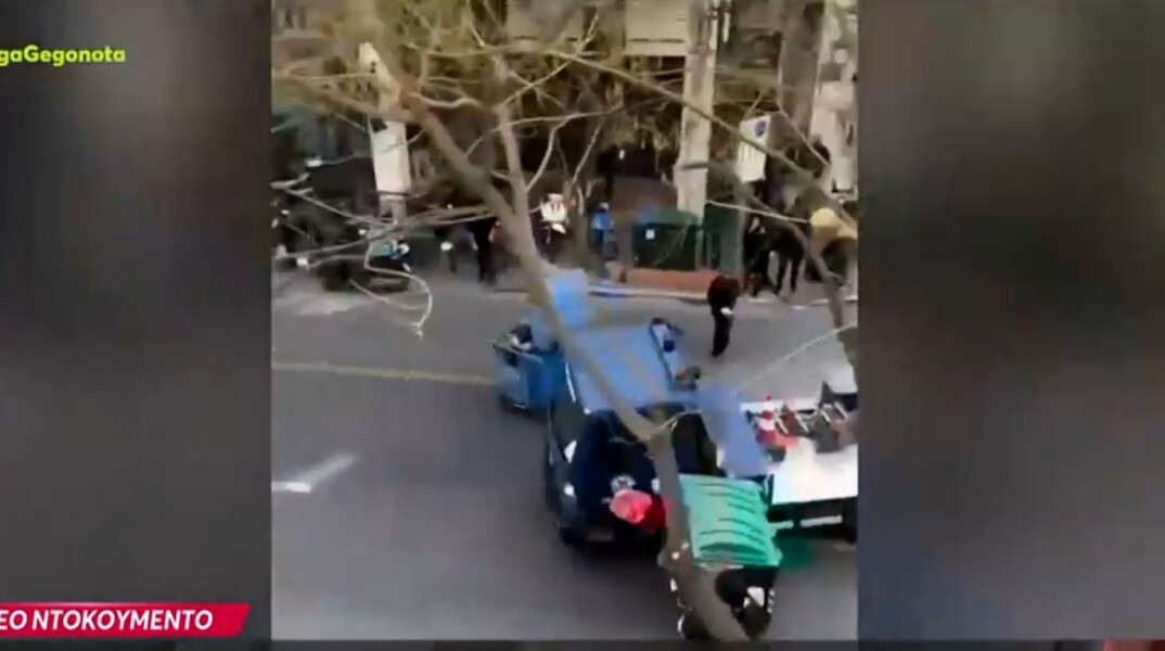 Γερανός της ΕΛ.ΑΣ. χτυπά κάδους στο κέντρο της Αθήνας και τραυματίζει διαδηλωτή