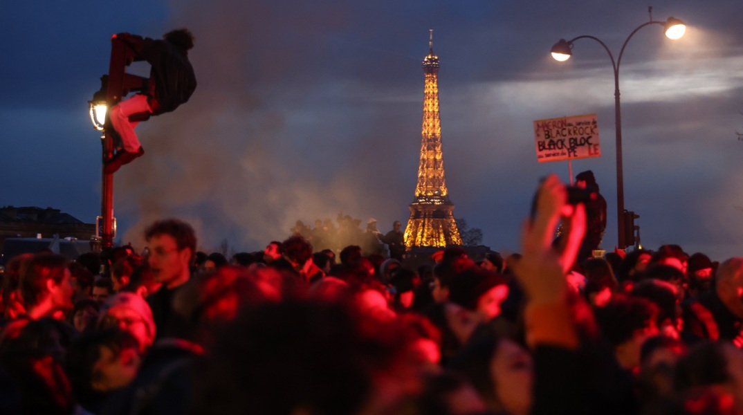 Γαλλία: Τριακόσιες δέκα συλλήψεις, διακόπηκε η κυκλοφορία στον περιφερειακό του Παρισιού κατά τις διαδηλώσεις εναντίον της μεταρρύθμισης του συνταξιοδοτικού.