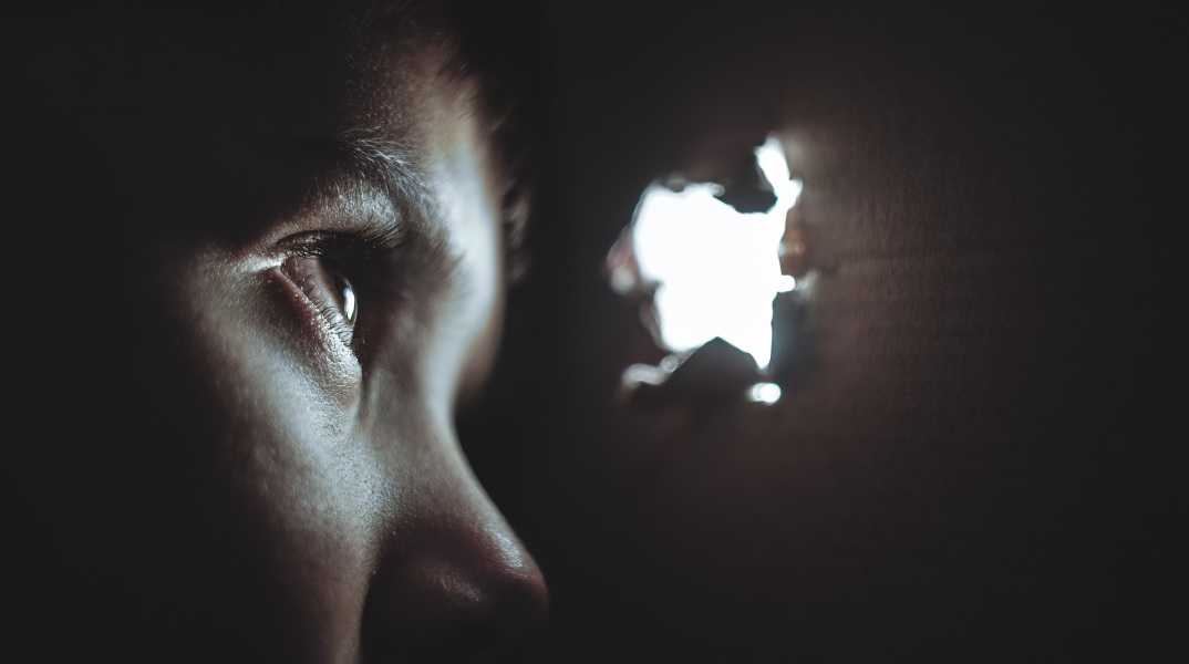 Διεθνή κυκλώματα κατασκόπων: Από τη CIA στις ρωσικές μυστικές υπηρεσίες - Μαρτυρίες για τη στρατολόγηση, την εκπαίδευση και δράση τους στο διεθνές πεδίο.