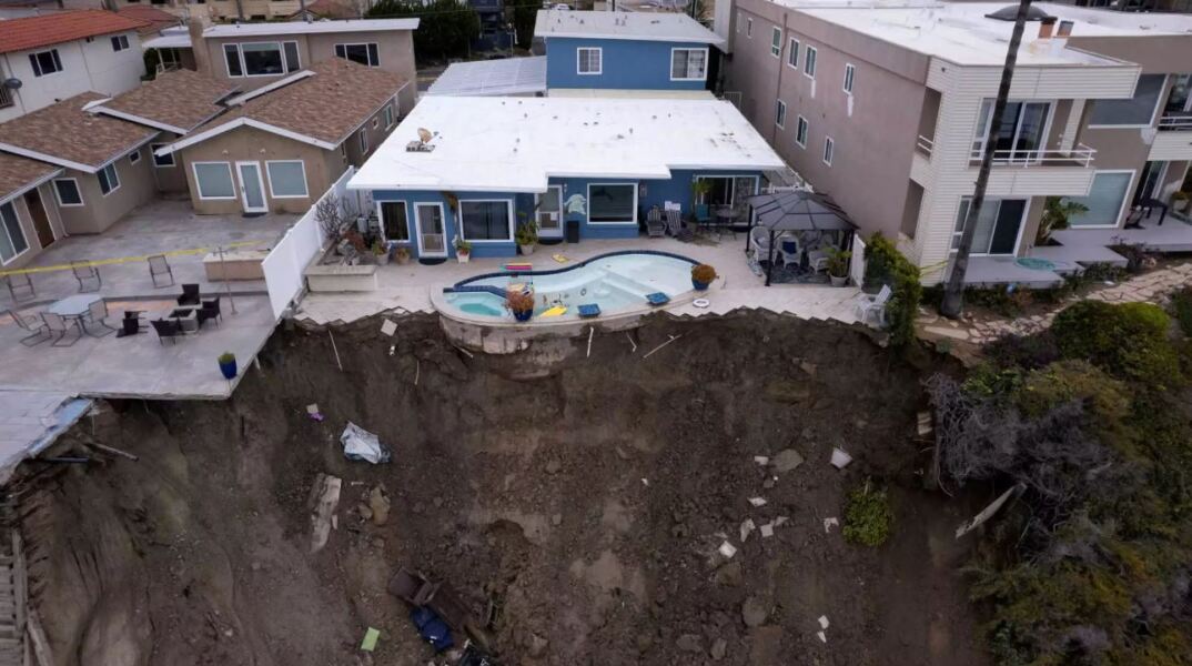 «Άνοιξε η Γη και το κατάπιε» - Σπίτι στο χείλος του γκρεμού μετά από κατολισθήσεις στην Καλιφόρνια