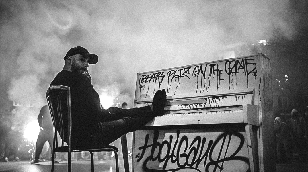 Ο μουσικός παραγωγός και σκηνοθέτης Φώτης Γεωργιάδης aka Beats Pliz, μιλάει για τη δημιουργία του πρώτου συμφωνικού ραπ άλμπουμ και του ντοκιμαντέρ «Arte Povera».