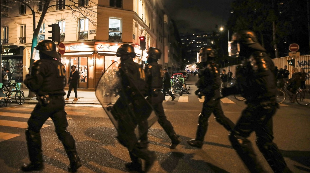 Γαλλία: Συγκρούσεις αστυνομικών με διαδηλωτές - Για τρίτο συνεχόμενο βράδυ συνεχίζονται οι κινητοποιήσεις κατά της συνταξιοδοτικής μεταρρύθμισης.