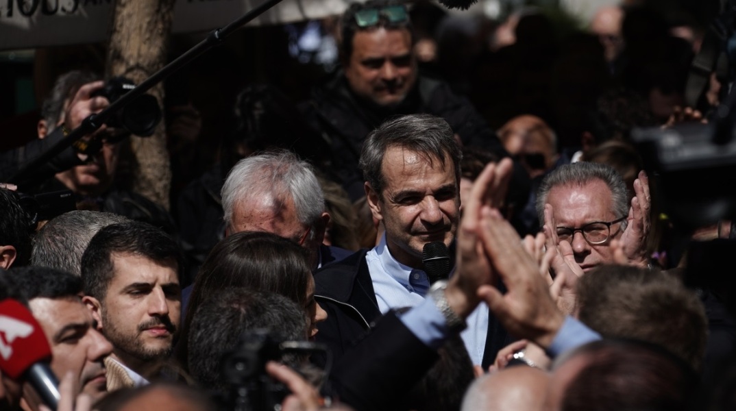 Στην πλατεία Κασταλίας στο Μαρούσι ο πρωθυπουργός - Πρώτη δημόσια εμφάνιση μετά την τραγωδία