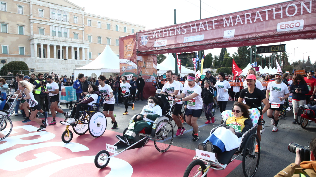 Συμμετέχοντες στον Ημιμαραθώνιο Αθήνας 2023 σε αμαξίδια