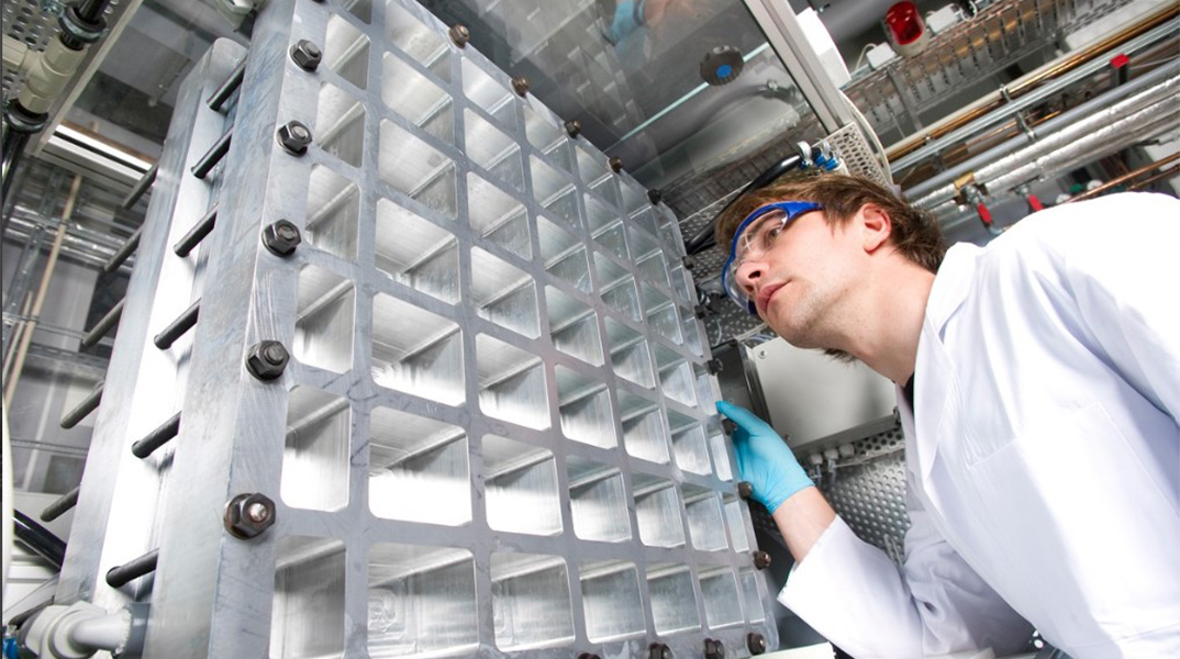 Δοκιμή νέας μπαταρίας οξειδοαναγωγής για φωτοβολταϊκές κυψέλες © Fraunhofer Institute