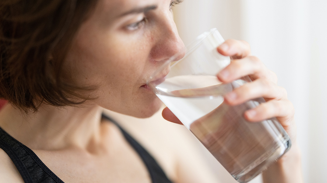 Μια γυναίκα πίνει νερό. 