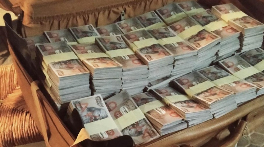 Έσπασαν πιάτα και μπιντέδες και έκαψαν πεντοχίλιαρα σε γλέντι που θύμισε παλιές εποχές στην Κρήτη - Η ταβέρνα έκλεισε με ιδιαίτερο τρόπο τη σεζόν.