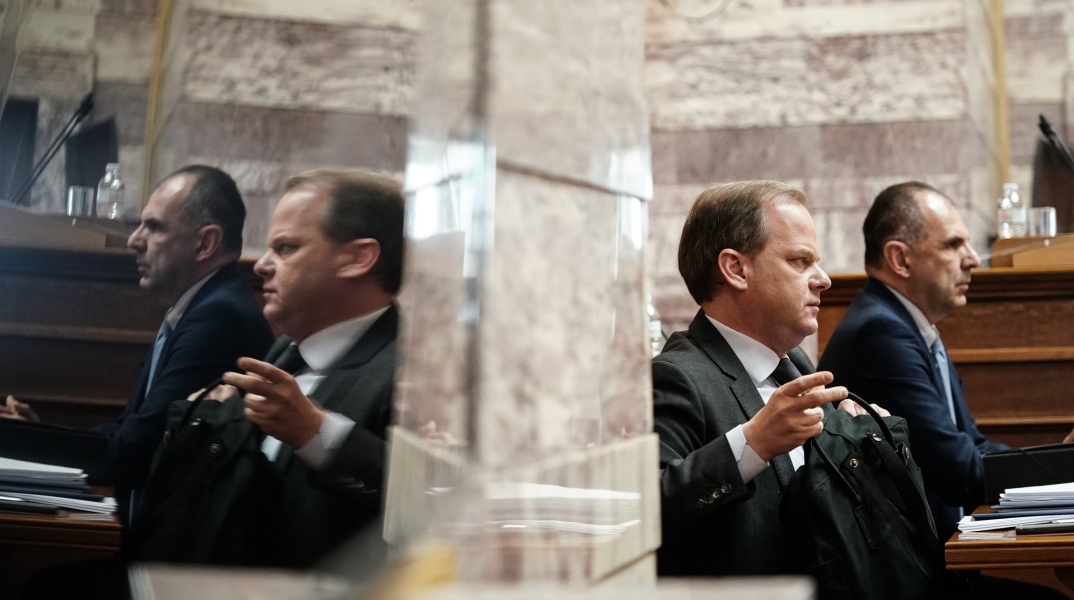 Τέμπη: Ο πρώην και ο νυν υπουργός Μεταφορών στη Βουλή