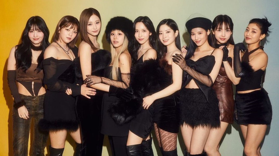 Η Chaeyoung ζητά συγγνώμη για το λογότυπο της σβάστικας σε μπλουζάκι - Είναι μέλος των Twice, ενός από τα πιο επιτυχημένα συγκροτήματα K-pop παγκοσμίως.