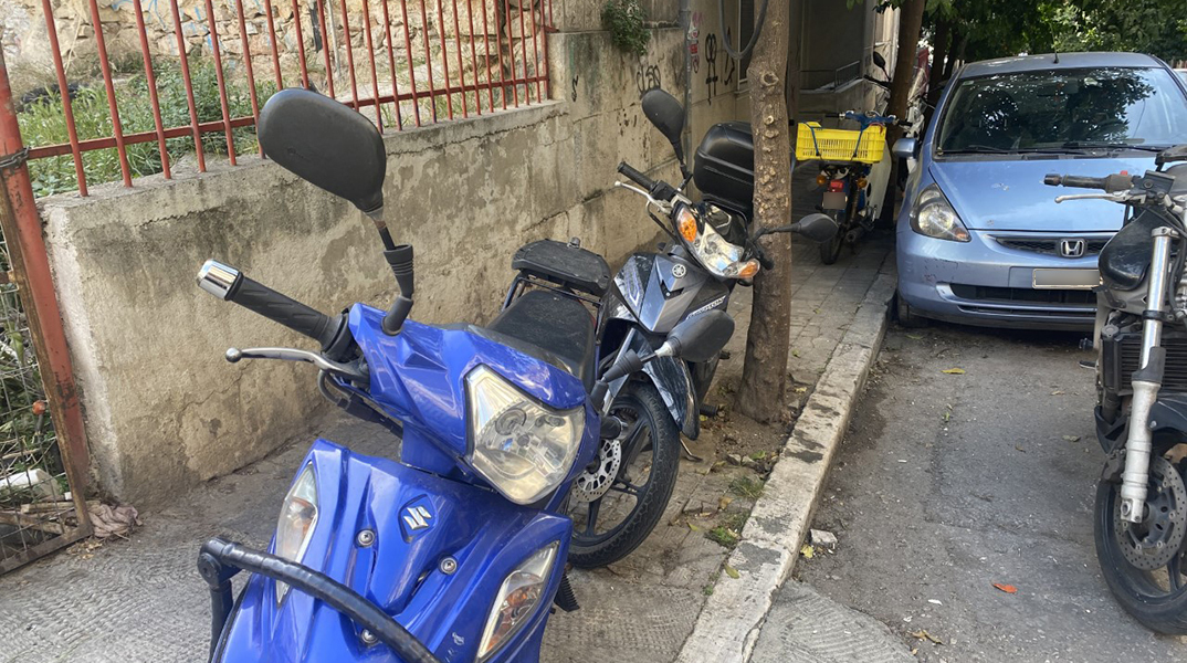 Παρκαρισμένα αυτοκίνητα σε πεζοδρόμια και ράμπες: Η συγγραφέας Λένα Διβάνη κυκλοφορεί στην πόλη, φωτογραφίζει ό,τι της κάνει κλικ και γράφει μερικές σκέψεις