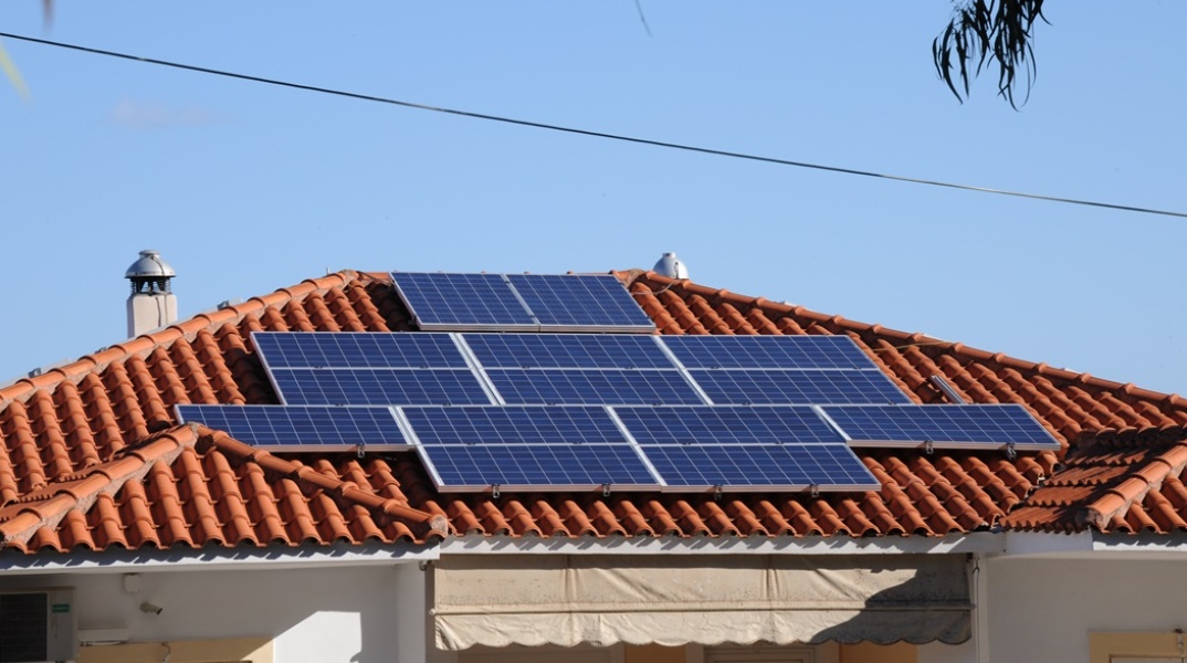 Φωτοβολταϊκά σε στέγη σπιτιού