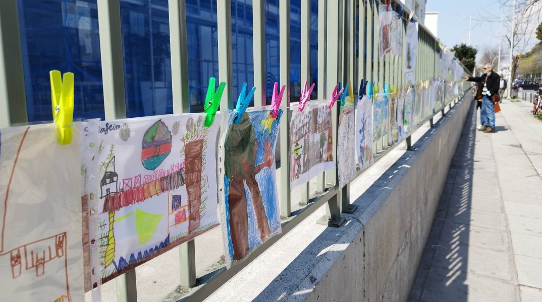 Σε εξέλιξη η εικαστική δράση «Μεγάλη Μπουγάδα» έξω από το Γαλλικό Ινστιτούτο της Θεσσαλονίκης, με άπλωμα ζωγραφιών, φωτογραφιών, κολάζ, κειμένων και ποιημάτων.