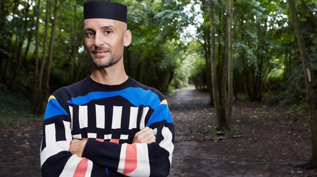 Ο Μιχαήλ Καρίκης εκθέτει στο ΕΜΣΤ